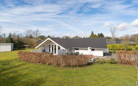 Edvardsine - 12Km from the Sea: Toit, Maison, Lot Terre, Domicile, Chalet, Biens, Batiments Jardin, Ombre, Cabane En Rondins, Aménagement Paysager