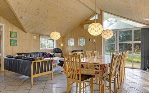 Tyki - 12Km from the Sea: Bois, Design Intérieur, Plafond, Luminaire, Sol, Meubles, Sol, Pièce, Domicile, Salon