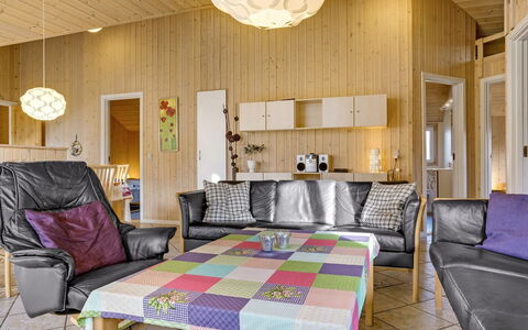 Tyki - 12Km from the Sea: Design Intérieur, Meubles, Bois, Plafond, Sol, Sol, Luminaire, Pièce, Éclairage, Salon