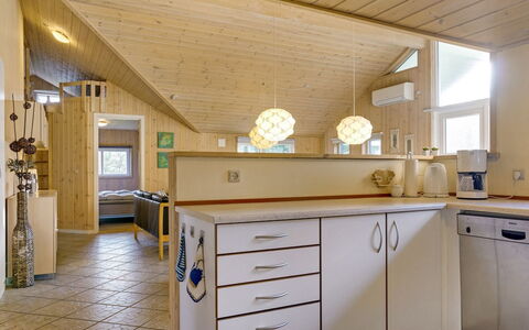 Tyki - 12Km from the Sea: Design Intérieur, Bois, Plafond, Sol, Meubles, Sol, Comptoir, Cuisine, Luminaire, Pièce