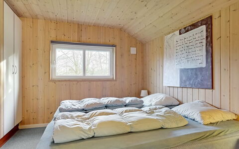Tyki - 12Km from the Sea: Lit, Chambre, Drap De Lit, Literie, Bois, Design Intérieur, Plafond, Pièce, Sol, Cadre De Lit