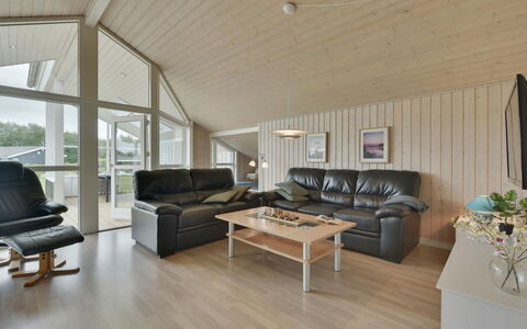 Harth - 700M to the Fjord: Bois, Plafond, Design Intérieur, Meubles, Sol, Canapé, Sol, Salon, Parquet, Domicile