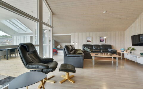 Harth - 700M to the Fjord: Design Intérieur, Bois, Plafond, Sol, Meubles, Salon, Sol, Canapé, Parquet, Domicile
