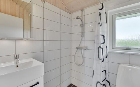 Harth - 700M to the Fjord: Luminaire Plomberie, Sol, Bois, Sol, Design Intérieur, Salle De Bains, Lavabo, Évier, Robinet, Plafond