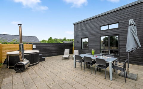 Weike - 950M to the Fjord: Toit, Maison, Domicile, Chalet, Porte, Siding, Plate-Forme, Porche, Planche, Dur