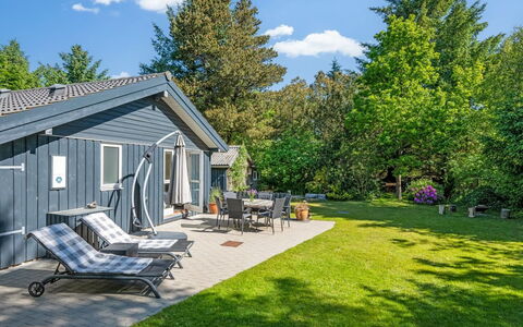 Elevine - 300M to the Fjord: Domicile, Chalet, Jardin, Biens, Aménagement Paysager, Ombre, Pelouse, Cour, Arrière-Cour, Batiments Jardin