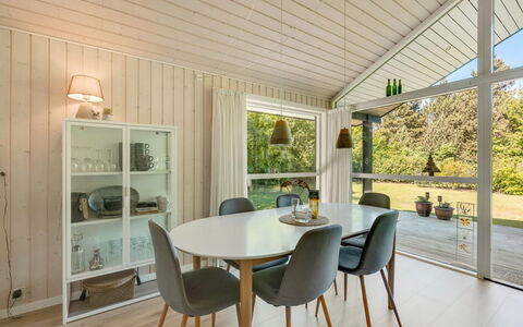 Elevine - 300M to the Fjord: Bois, Design Intérieur, Sol, Plafond, Meubles, Table Cuisine Et Salle A Manger, Sol, Domicile, Salle À Manger, Parquet