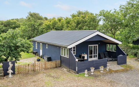 Landeline - 200M to the Fjord: Toit, Maison, Domicile, Chalet, Porte, Siding, Biens, Pelouse, Cour, Porche