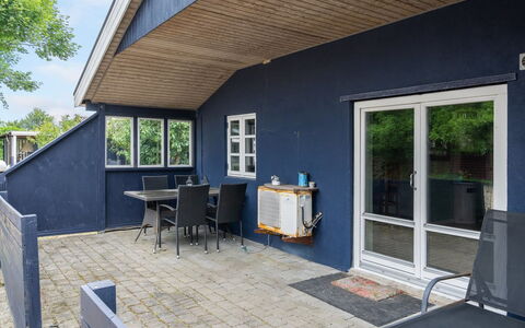 Landeline - 200M to the Fjord: Toit, Maison, Domicile, Chalet, Porte, Siding, Biens, Pelouse, Cour, Porche