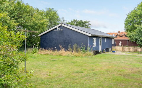 Landeline - 200M to the Fjord: Toit, Maison, Domicile, Chalet, Porte, Siding, Biens, Pelouse, Cour, Porche