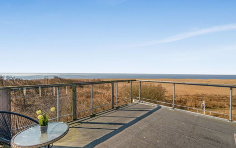Bjart - 50M to the Fjord: Bois, Toit, Architecture, Domicile, Maison, Chalet, Siding, Dur, Pente, Biens