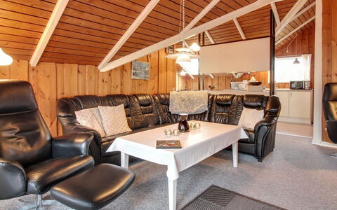 Sebiorn - 300M to the Fjord: Meubles, Bois, Plafond, Design Intérieur, Domicile, Éclairage, Canapé, Sol, Luminaire, Salon