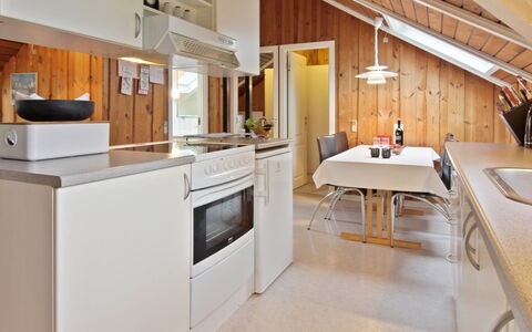 Sebiorn - 300M to the Fjord: Cuisine, Appareil De Cuisine, Comptoir, Bois, Principaux Appliance, Design Intérieur, Plafond, Sol, Meubles, Cabinetry