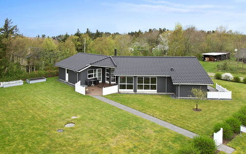 Jannic - 300M to the Fjord: Herbe, Maison, Toit, Domicile, Zone Résidentielle, Pelouse, Chalet, Biens, Jardin, Couverture De Sol