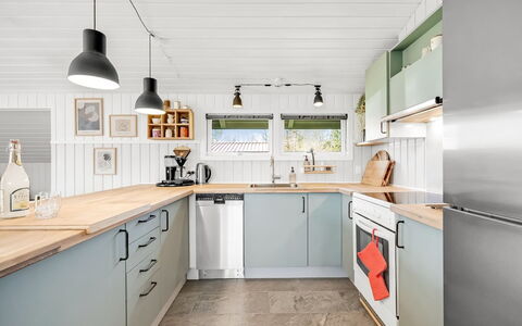Ottilie - 350M to the Fjord: Cuisine, Comptoir, Appareil De Cuisine, Design Intérieur, Principaux Appliance, Cabinetry, Bois, Meubles, Sol, Plafond