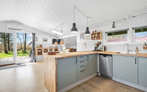 Ottilie - 350M to the Fjord: Cuisine, Sol, Comptoir, Appareil De Cuisine, Design Intérieur, Cabinetry, Principaux Appliance, Sol, Meubles, Plafond