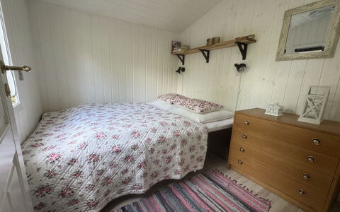 Ottilie - 350M to the Fjord: Lit, Chambre, Bois, Drap De Lit, Sol, Sol, Literie, Design Intérieur, Meubles, Cadre De Lit