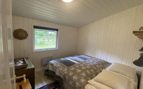 Ottilie - 350M to the Fjord: Bois, Chambre, Sol, Sol, Lit, Drap De Lit, Literie, Plafond, Design Intérieur, Cadre De Lit