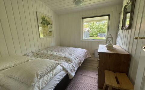 Ottilie - 350M to the Fjord: Bois, Chambre, Lit, Sol, Sol, Drap De Lit, Literie, Meubles, Cadre De Lit, Tache De Bois