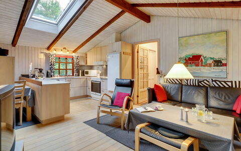 Gail - 400M to the Fjord: Meubles, Design Intérieur, Sol, Bois, Sol, Plafond, Parquet, Chaise, Table, Éclairage