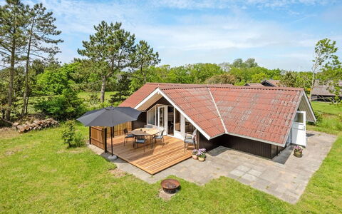 Cornelia - 100M to the Fjord: Domicile, Maison, Toit, Chalet, Biens, Ombre, Ferme, Siding, Aménagement Paysager, Allée