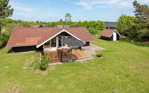 Cornelia - 100M to the Fjord: Maison, Toit, Chalet, Domicile, Biens, Ferme, Pelouse, Siding, Batiments Jardin, Cour