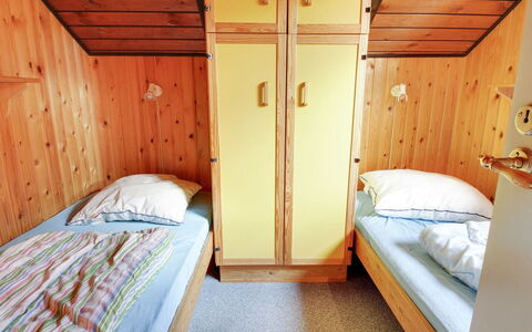Ingwin - 250M to the Fjord: Lit, Bois, Lit Superposé, Chambre, Sol, Sol, Design Intérieur, Meubles, Pièce, Plafond