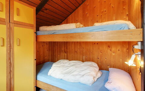 Ingwin - 250M to the Fjord: Bois, Plafond, Chambre, Lit, Sol, Sol, Tache De Bois, Dur, Cadre De Lit, Pièce