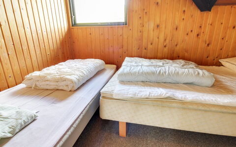 Ingwin - 250M to the Fjord: Lit, Chambre, Drap De Lit, Literie, Bois, Sol, Sol, Cadre De Lit, Linge, Design Intérieur