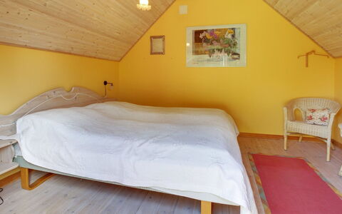 Ingwin - 250M to the Fjord: Chambre, Lit, Design Intérieur, Mur, Meubles, Sol, Bois, Sol, Drap De Lit, Jaune
