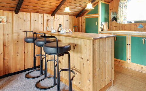 Ingwin - 250M to the Fjord: Bois, Sol, Tache De Bois, Plafond, Comptoir, Cabinetry, Cuisine, Dur, Vernis, Luminaire