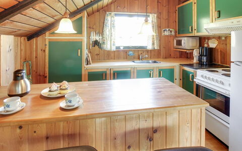 Ingwin - 250M to the Fjord: Bois, Cuisine, Design Intérieur, Plafond, Comptoir, Sol, Meubles, Sol, Pièce, Tache De Bois