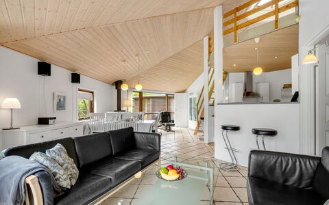 Reiner - 300M to the Fjord: Design Intérieur, Plafond, Bois, Sol, Meubles, Canapé, Sol, Salon, Éclairage, Pièce