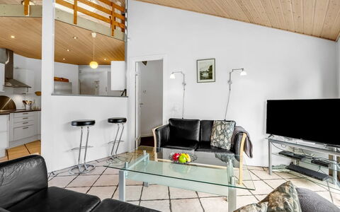 Reiner - 300M to the Fjord: Design Intérieur, Meubles, Sol, Plafond, Canapé, Salon, Sol, Pièce, Éclairage, Table