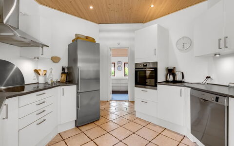 Reiner - 300M to the Fjord: Sol, Cuisine, Sol, Design Intérieur, Appareil De Cuisine, Bois, Plafond, Principaux Appliance, Cabinetry, Comptoir
