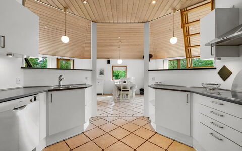 Reiner - 300M to the Fjord: Sol, Design Intérieur, Cuisine, Bois, Plafond, Sol, Comptoir, Cabinetry, Éclairage, Luminaire