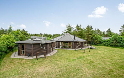 Reiner - 300M to the Fjord: Herbe, Bois, Toit, Lot Terre, Zone Rurale, Domicile, Chalet, Ombre, Batiments Jardin, Jardin