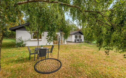Naumka - 200M to the Fjord: Branche, Brindille, Pelouse, Jardin, Chalet, Ombre, Arrière-Cour, Cour, Aménagement Paysager, Parc