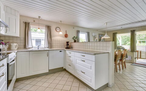 Elizabeth - 400M to the Fjord: Sol, Bois, Sol, Plafond, Design Intérieur, Cabinetry, Cuisine, Domicile, Comptoir, Meubles
