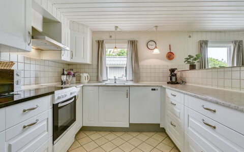 Elizabeth - 400M to the Fjord: Sol, Cuisine, Sol, Design Intérieur, Cabinetry, Comptoir, Plafond, Domicile, Appareil De Cuisine, Tuile