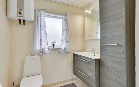 Elizabeth - 400M to the Fjord: Luminaire Plomberie, Sol, Sol, Design Intérieur, Armoire De Toilette, Salle De Bains, Évier, Lavabo, Toilette, Plomberie