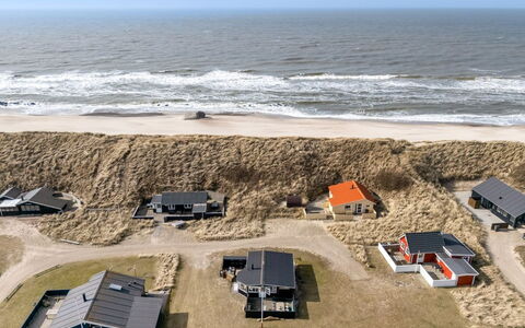 Jorie - 100M from the Sea: Herbe, Maison, Toit, Domicile, Chalet, Arbuste, Lot Terre, Zone Rurale, Ferme, Couverture De Sol