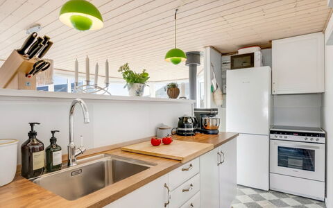 Jorie - 100M from the Sea: Cuisine, Appareil De Cuisine, Comptoir, Principaux Appliance, Design Intérieur, Meubles, Sol, Cabinetry, Bois, Evier