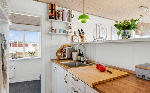 Jorie - 100M from the Sea: Cuisine, Comptoir, Design Intérieur, Sol, Bois, Appareil De Cuisine, Principaux Appliance, Meubles, Cabinetry, Sol