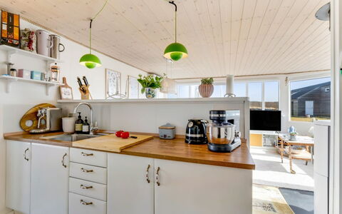Jorie - 100M from the Sea: Cuisine, Comptoir, Design Intérieur, Appareil De Cuisine, Sol, Meubles, Bois, Cabinetry, Plafond, Principaux Appliance