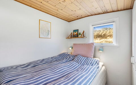 Jorie - 100M from the Sea: Bois, Chambre, Domicile, Lit, Drap De Lit, Literie, Cadre De Lit, Dur, Linge, Conception