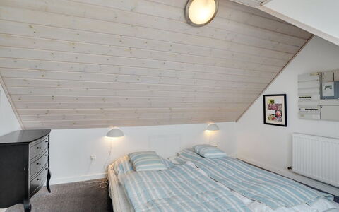 Fransiska - from the Sea: Chambre, Bois, Plafond, Design Intérieur, Lit, Sol, Sol, Drap De Lit, Literie, Linge