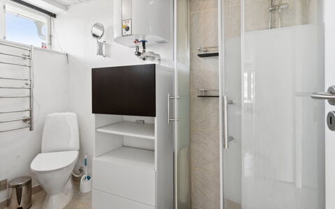 Mena - 200M from the Sea: Siège De Toilette, Luminaire Plomberie, Salle De Bains, Sol, Toilette, Sol, Mur, Design Intérieur, Évier, Lavabo