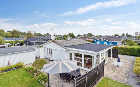 Mena - 200M from the Sea: Toit, Maison, Domicile, Chalet, Siding, Biens, Allée, Batiments Jardin, Cour, Cabanon
