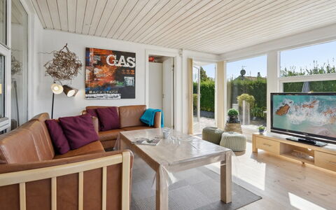 Mena - 200M from the Sea: Toit, Maison, Domicile, Chalet, Siding, Biens, Allée, Batiments Jardin, Cour, Cabanon